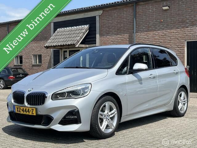 Grijs Gebruikt 2019 BMW 218 Executive Stationwagen | € 19.950 (Goede deal) - Afbeelding 1/4