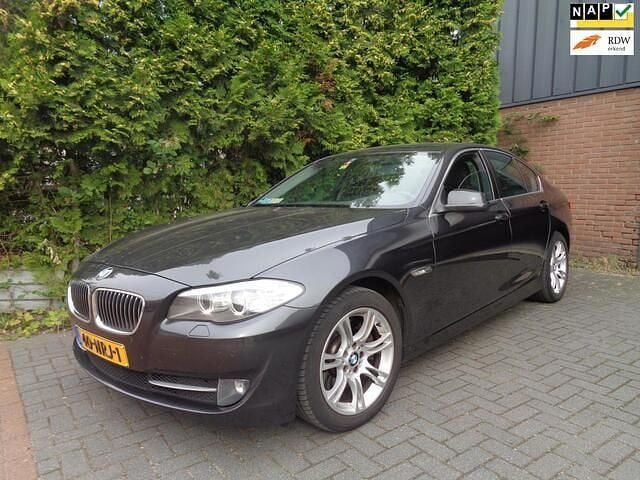 Grijs Gebruikt 2010 BMW 530 Sedan | € 7.500 (Eerlijke prijs) - Afbeelding 1/4