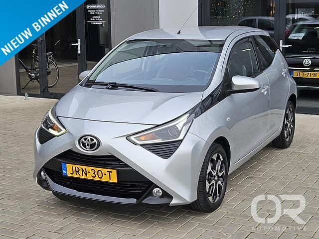 Grijs Occasion 2019 Toyota Aygo X-play Hatchback | € 12.449 (Eerlijke prijs) - Afbeelding 1/4