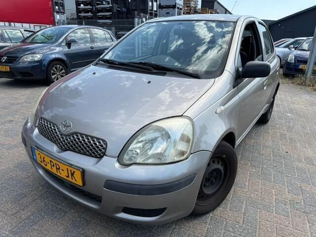 Grijs Gebruikt 2004 Toyota Yaris Hatchback | € 1.399 (Eerlijke prijs) - Afbeelding 1/4