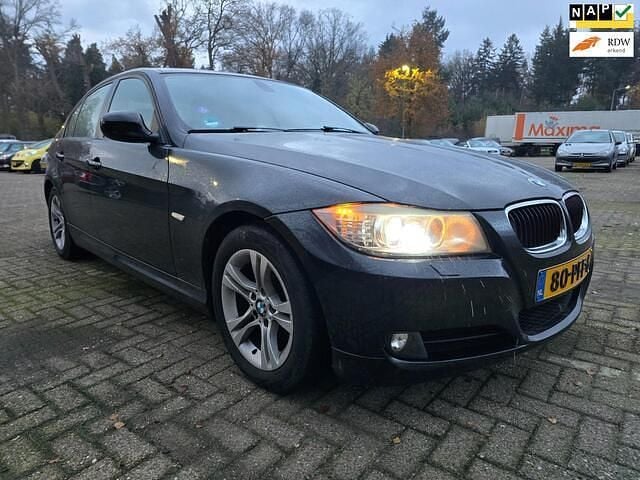 Zwart Gebruikt 2011 BMW 318 Sedan | € 3.499 (Goede deal) - Afbeelding 1/4