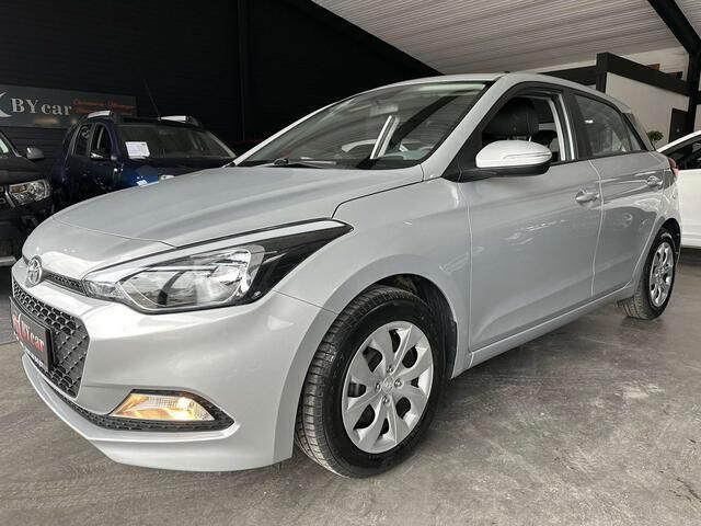 Grijs Gebruikt 2017 Hyundai i20 Sedan | € 10.100 (Eerlijke prijs) - Afbeelding 1/4