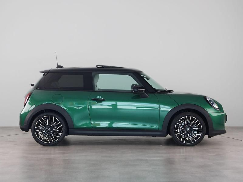 Occasion Mini Cooper Favoured 114 kW (156 PK) 2025 Groen Hatchback