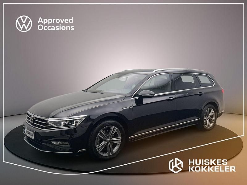 Zwart Gebruikt 2023 VW Passat Business Stationwagen | € 35.900 (Iets duurder) - Afbeelding 1/4