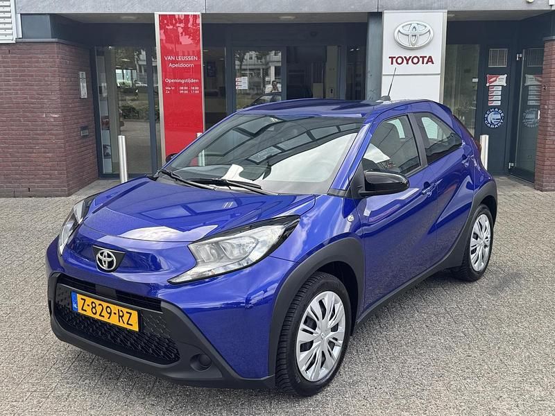 Blauw, metallic lak Gebruikt 2024 Toyota Aygo X X-play SUV | € 17.340 - Afbeelding 1/4