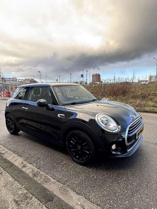 Zwart Gebruikt 2017 Mini Cooper Hatchback | € 12.500 (Super prijs) - Afbeelding 1/4