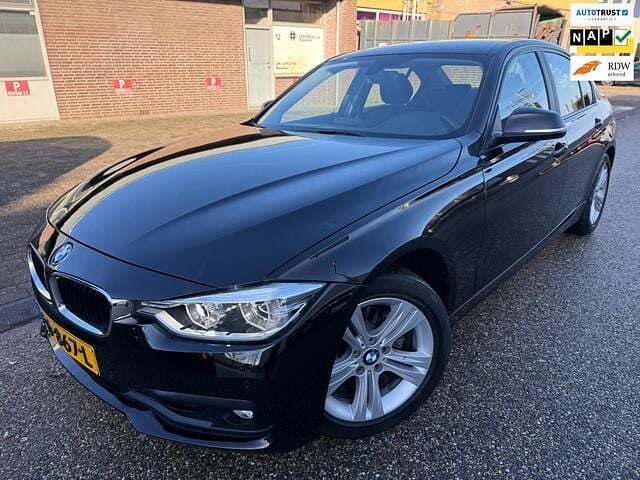 Zwart (metallic) Occasion 2017 BMW 318 Executive Sedan | € 17.540 (Eerlijke prijs) - Afbeelding 1/4