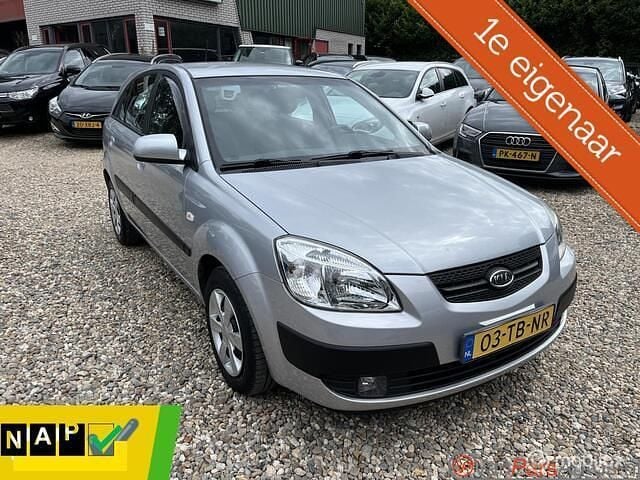 Grijs Gebruikt 2006 Kia Rio Hatchback | € 2.999 (Eerlijke prijs) - Afbeelding 1/4