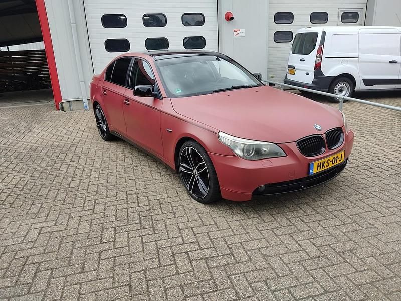 Rood (mat) Occasion 2004 BMW 523 Executive Sedan | € 5.299 (Eerlijke prijs) - Afbeelding 1/4