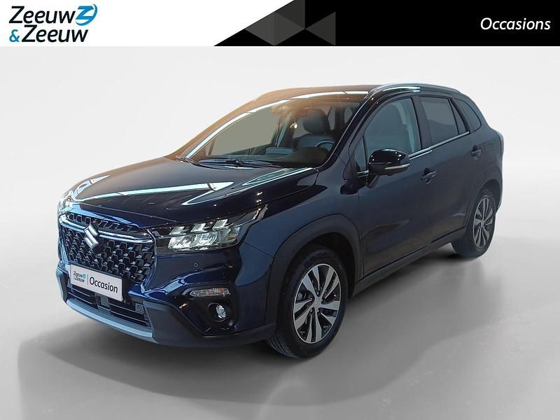 Blauw (metallic) Occasion 2024 Suzuki SX4 S-Cross Style SUV | € 29.945 (Eerlijke prijs) - Afbeelding 1/4