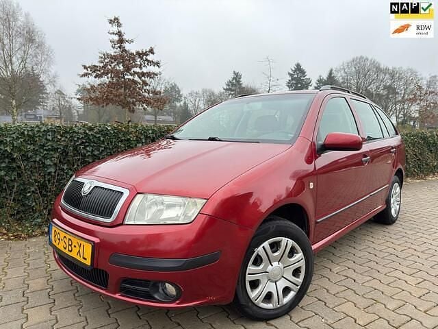 Rood Occasion 2005 Skoda Fabia Elegance Stationwagen | € 1.299 (Eerlijke prijs) - Afbeelding 1/4