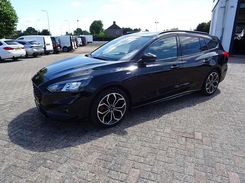 Zwart, metallic lak Gebruikt 2021 Ford Focus ST-Line X Stationwagen | € 21.950 (Eerlijke prijs) - Afbeelding 1/4
