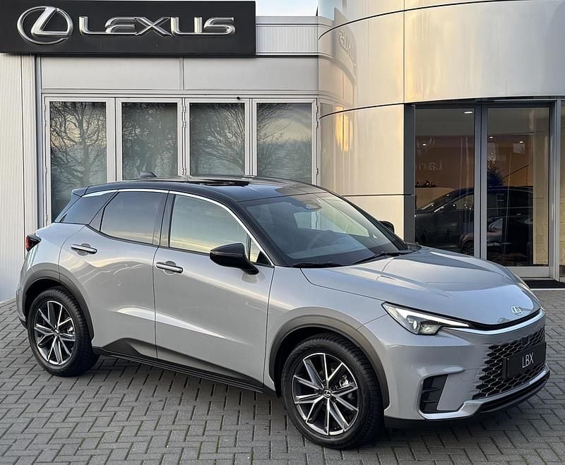 Grijs Gebruikt 2024 Lexus LBX SUV | € 35.900 (Goede deal) - Afbeelding 1/4