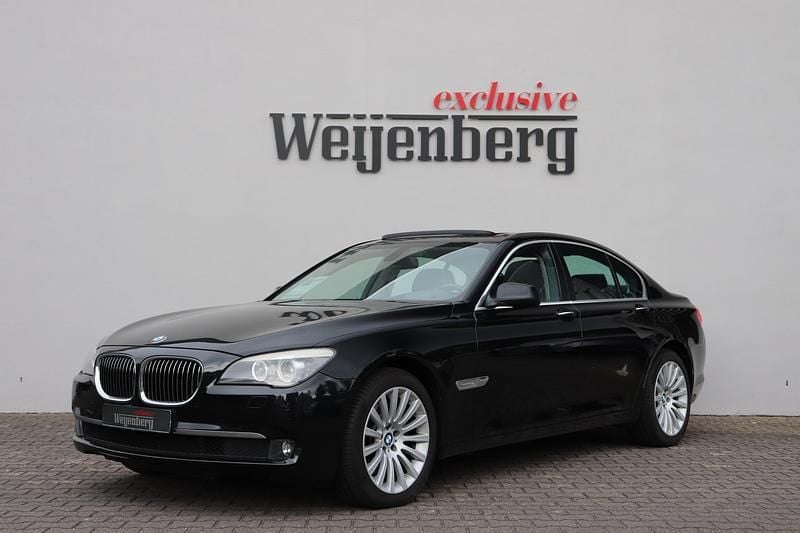 Zwart, metallic lak Gebruikt 2012 BMW 740 Executive Sedan | € 19.900 (Eerlijke prijs) - Afbeelding 1/4