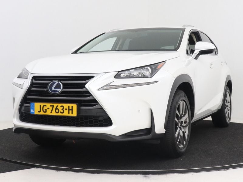 Wit Gebruikt 2016 Lexus NX300h SUV | € 27.445 (Iets duurder) - Afbeelding 1/4