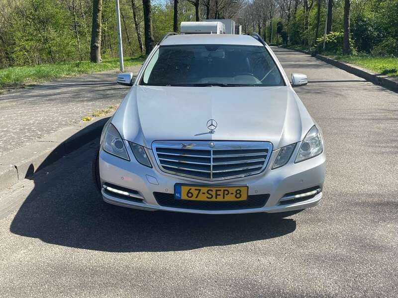 Grijs Gebruikt 2011 Mercedes E200 Stationwagen | € 5.250 (Eerlijke prijs) - Afbeelding 1/4