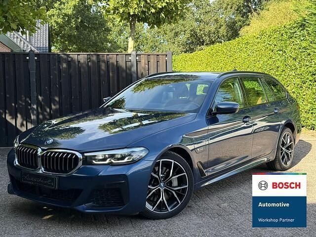 Blauw Gebruikt 2022 BMW 530e Executive Stationwagen | € 32.990 (Goede deal) - Afbeelding 1/4