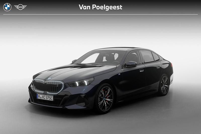 M carbonschwarz metallic (zwart metallic) Nieuw 2025 BMW i5 M Sport Sedan | € 91.515 (Eerlijke prijs) - Afbeelding 1/4