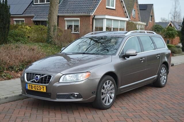 Bruin Occasion 2011 Volvo V70 Summum Stationwagen | € 10.995 (Eerlijke prijs) - Afbeelding 1/4