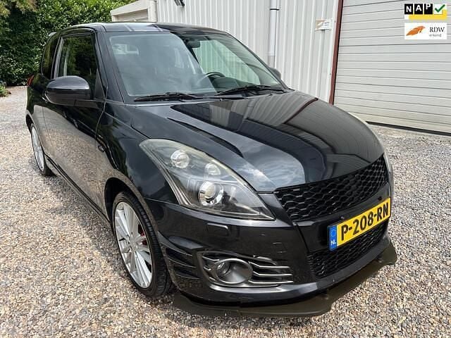 Zwart, metallic lak Gebruikt 2012 Suzuki Swift Sport Hatchback | € 8.999 (Eerlijke prijs) - Afbeelding 1/4