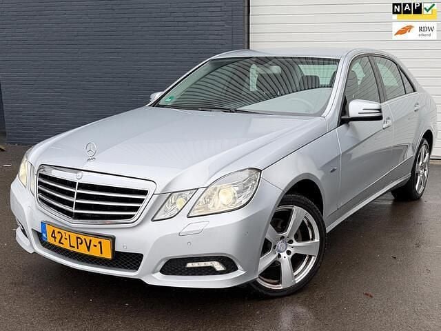 Grijs Occasion 2010 Mercedes E200 Avantgarde Sedan | € 7.450 (Goede deal) - Afbeelding 1/4