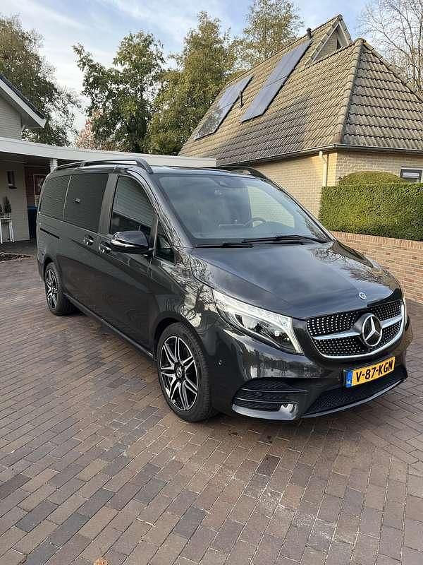 Grijs Occasion 2020 Mercedes V250 AMG MPV | € 41.900 - Afbeelding 1/4