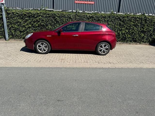 Rood Gebruikt 2012 Alfa Romeo Giulietta Distinctive Hatchback | € 3.999 (Goede deal) - Afbeelding 1/3