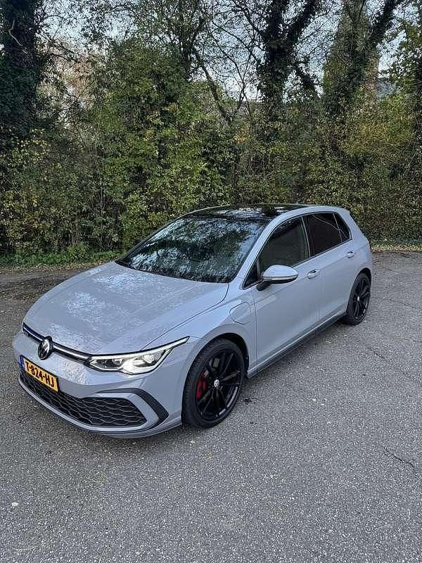 Grijs Gebruikt 2021 VW Golf VIII GTE Stationwagen | € 27.000 (Iets duurder) - Afbeelding 1/4