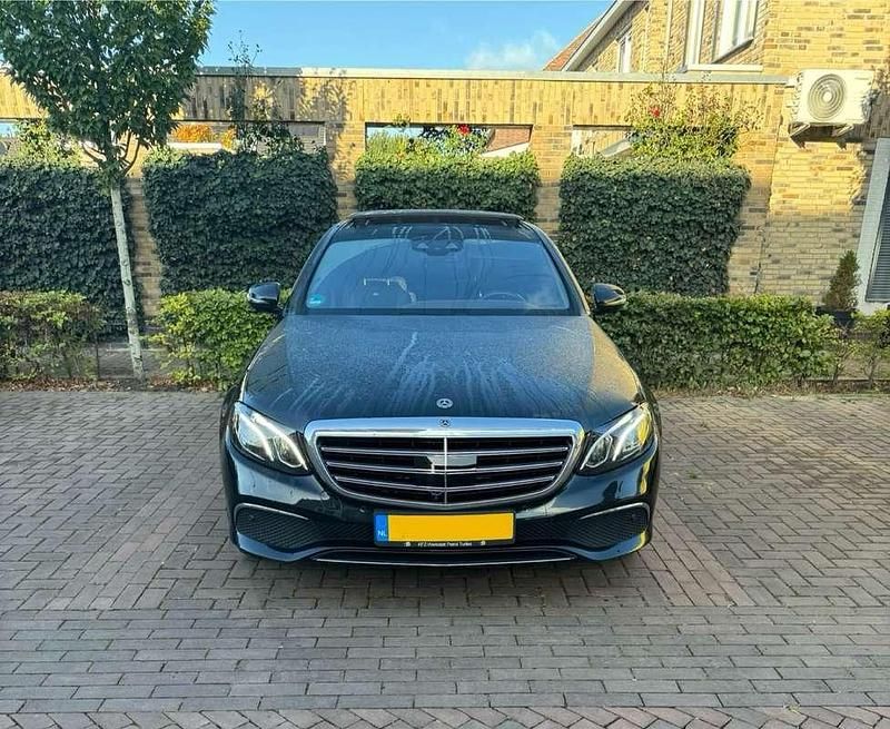 Zwart Gebruikt 2020 Mercedes E300 Exclusive Sedan | € 35.250 (Eerlijke prijs) - Afbeelding 1/4