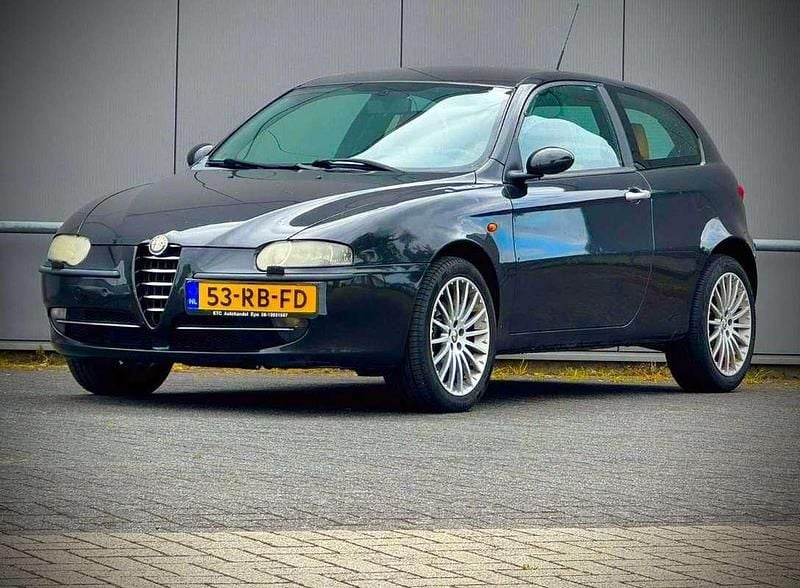 Zwart Gebruikt 2005 Alfa Romeo 147 Distinctive Hatchback | € 1.495 (Eerlijke prijs) - Afbeelding 1/4