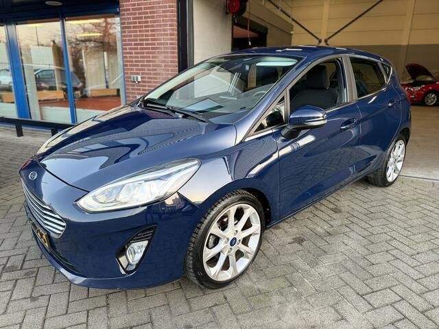 Blauw, metallic lak Gebruikt 2020 Ford Fiesta Titanium Hatchback | € 14.450 (Super prijs) - Afbeelding 1/4