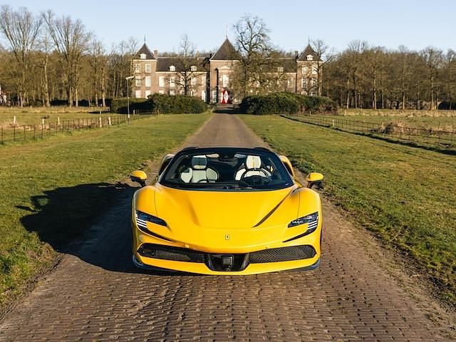 Occasion Ferrari SF90 2023 Geel (parellak) Cabriolet