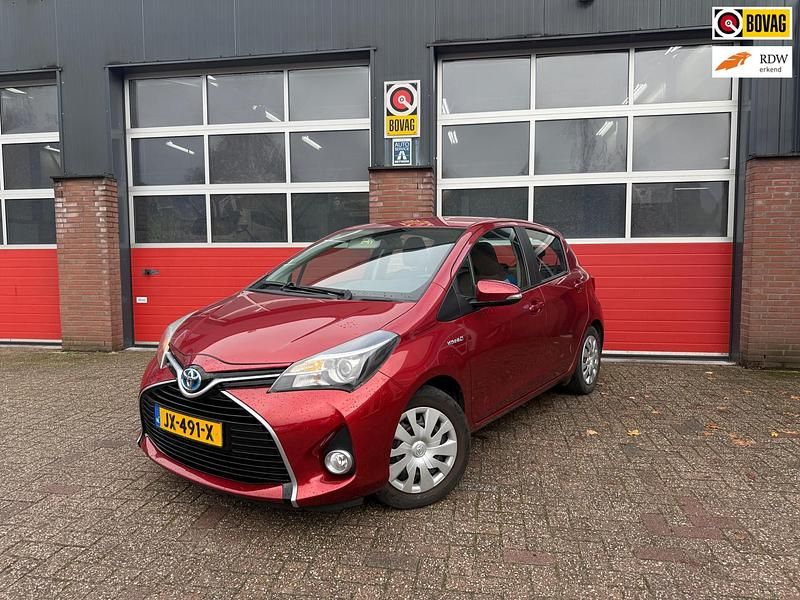 Rood Gebruikt 2015 Toyota Yaris Hybrid Hatchback | € 11.995 (Goede deal) - Afbeelding 1/4