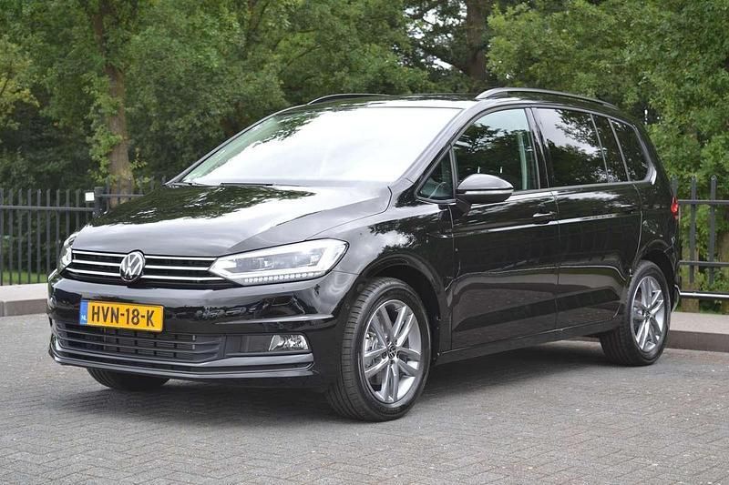 Zwart Gebruikt 2025 VW Touran Comfortline MPV | € 49.721 - Afbeelding 1/4