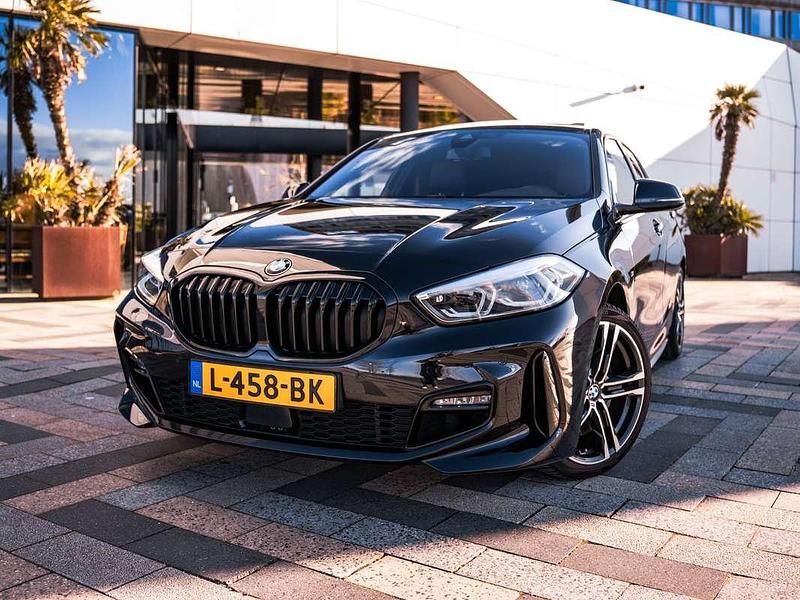 Zwart Gebruikt 2021 BMW 120 Hatchback | € 33.500 (Iets duurder) - Afbeelding 1/4