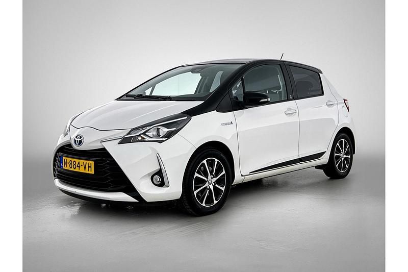 Occasion Toyota Yaris Hybrid Design 99 PK (72 kW) 2018 Wit (parellak) Hatchback