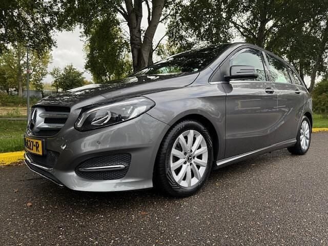Grijs Gebruikt 2017 Mercedes B180 Business MPV | € 17.500 (Goede deal) - Afbeelding 1/4