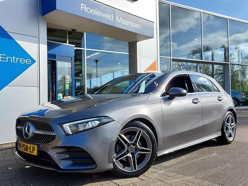 Grijs Gebruikt 2020 Mercedes A180 Business Hatchback | € 26.450 (Eerlijke prijs) - Afbeelding 1/3