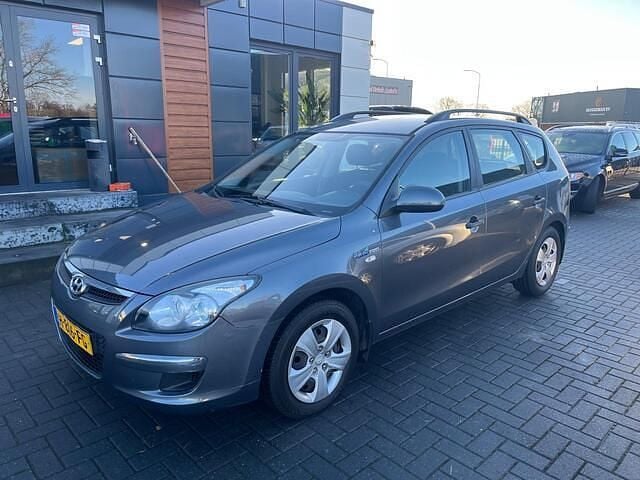 Grijs (metallic) Occasion 2010 Hyundai i30 Dynamiq Stationwagen | € 1.700 (Super prijs) - Afbeelding 1/4
