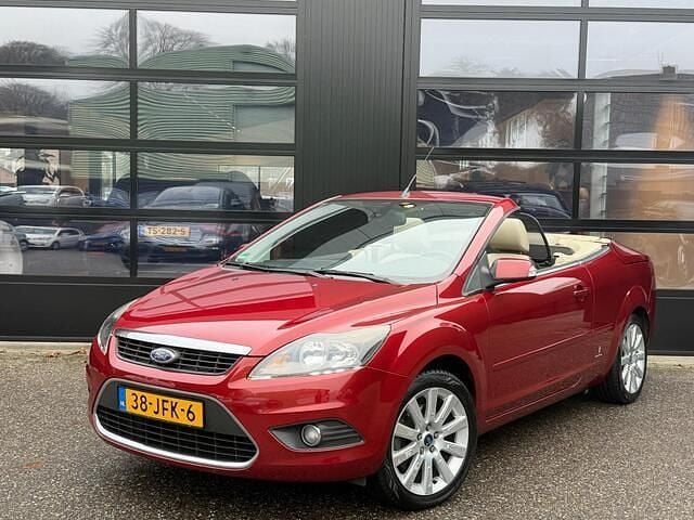 Rood (metallic) Gebruikt 2009 Ford Focus Cabriolet Titanium Cabriolet | € 5.999 (Eerlijke prijs) - Afbeelding 1/4