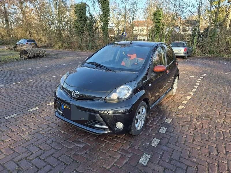 Zwart Occasion 2013 Toyota Aygo Hatchback | € 4.500 (Goede deal) - Afbeelding 1/4