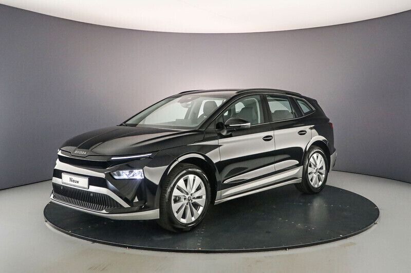Zwart Nieuw 2025 Skoda Enyaq iV Selection SUV | € 45.225 (Eerlijke prijs) - Afbeelding 1/4