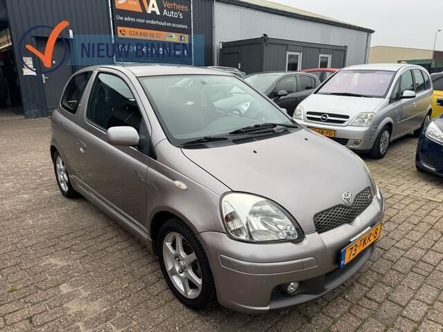 Grijs Gebruikt 2004 Toyota Yaris Hatchback | € 2.650 (Eerlijke prijs) - Afbeelding 1/4