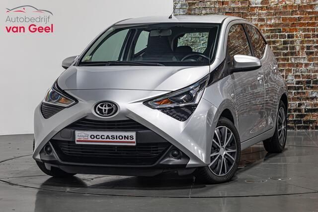 Grijs Gebruikt 2020 Toyota Aygo X-play Hatchback | € 10.695 (Eerlijke prijs) - Afbeelding 1/4