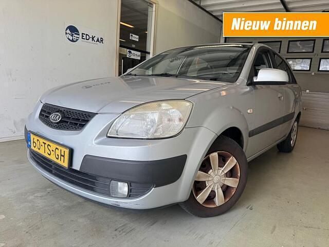 Grijs, metallic lak Gebruikt 2007 Kia Rio 2 Hatchback | € 1.995 (Goede deal) - Afbeelding 1/4