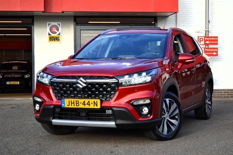 Rood Gebruikt 2022 Suzuki SX4 S-Cross Style SUV | € 26.850 (Eerlijke prijs) - Afbeelding 1/4