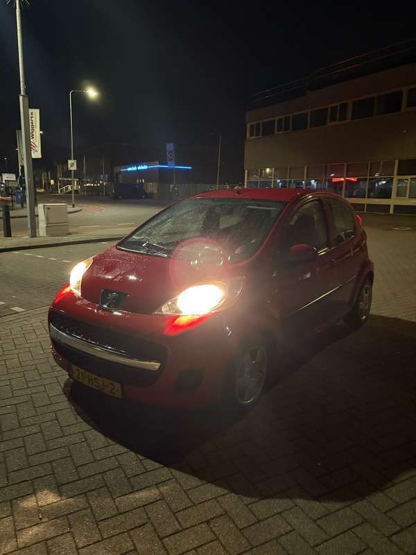 Rood Gebruikt 2009 Peugeot 107 Hatchback | € 3.500 (Eerlijke prijs) - Afbeelding 1/4