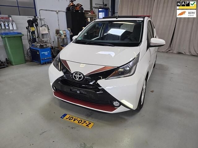 Wit Gebruikt 2017 Toyota Aygo X-cite Hatchback | € 8.999 (Eerlijke prijs) - Afbeelding 1/4