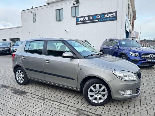 Beige Occasion 2010 Skoda Fabia Sedan | € 3.950 (Iets duurder) - Afbeelding 1/4