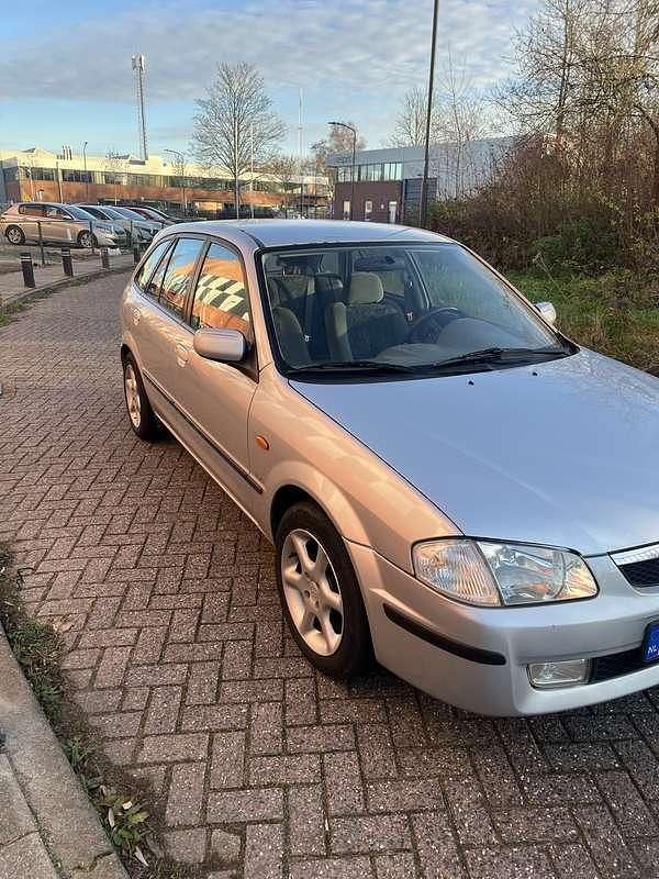Grijs Occasion 1999 Mazda 323 Hatchback | € 1.800 (Eerlijke prijs) - Afbeelding 1/4